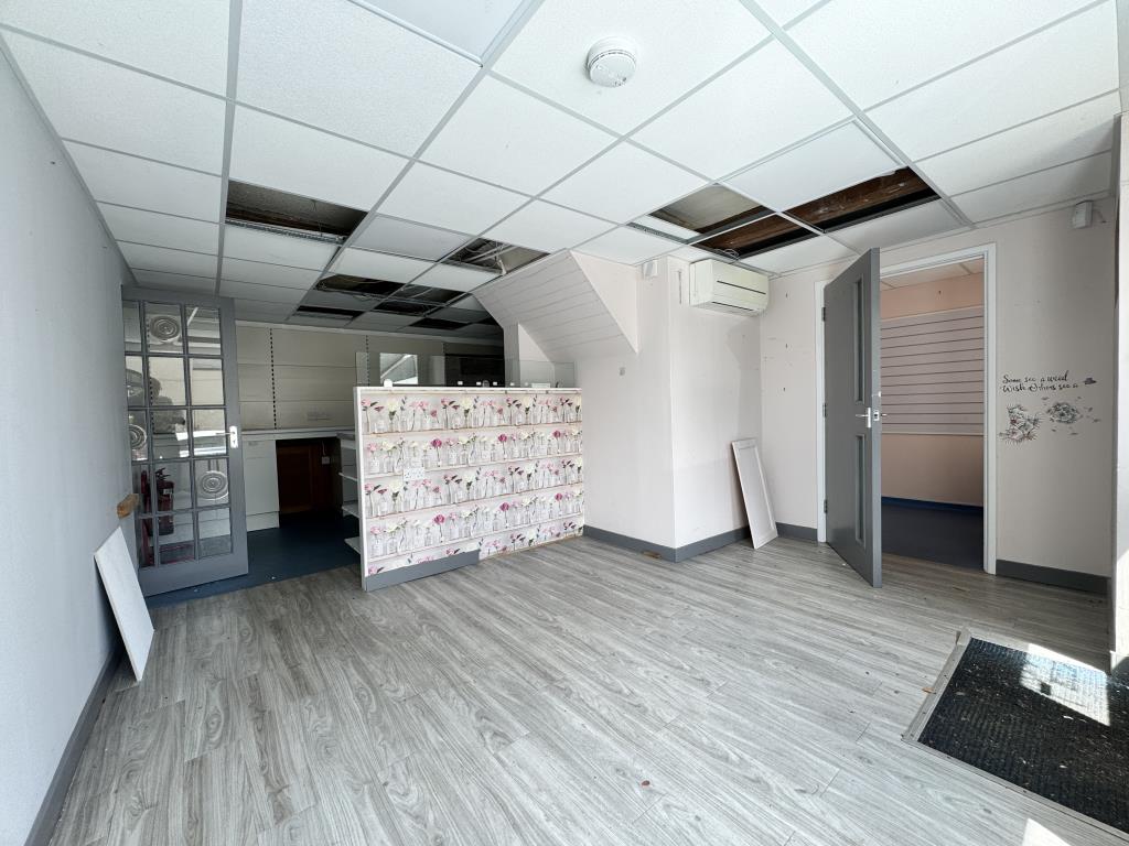 Lot: 40 - SHOP WITH FLAT ABOVE - Shop space